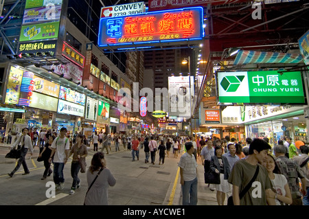 Massen von Käufern in einer belebten Straße in Hong Kong Mongkok District, China Stockfoto