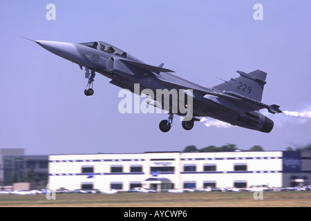 SAAB JAS 39 Gripen betrieben von der schwedischen Luftwaffe ausziehen auf der Farnborough International Airshow, UK. Stockfoto