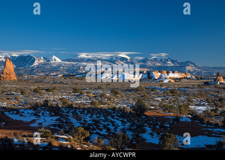 Sonnenuntergang auf La Sal Mountains mit Winterschnee gesehen vom Turm Windows Abschnitt des Arches National Park Stockfoto