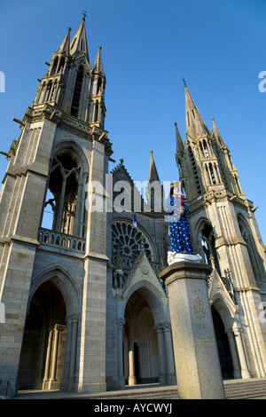 Dramatischen Blick auf die Basilika in Pontmain Mayenne Frankreich Stockfoto