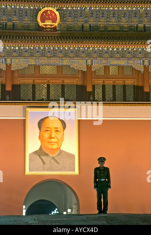 Silhouette eines chinesischen Soldaten unter das riesige Porträt des Vorsitzenden Mao auf Tiananmen-Tor, Beijing, China. Stockfoto