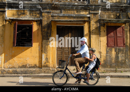 Typische Straßenszene in der antiken Stadt Bezirk Stadt Hoi An Vietnam Stockfoto