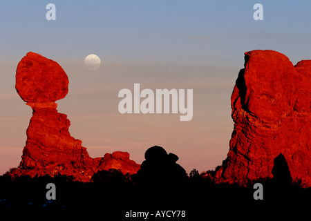 Full Moon rising auf ausgewogene Felsformation am späten Nachmittag, Arches-Nationalpark, Utah, USA. Stockfoto