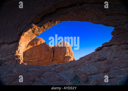 Sunrise-Schein auf Nord-Fenster unter Windows im Arches National Park Stockfoto