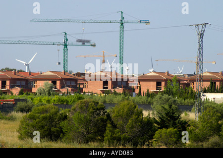 Spanien, La Muela in der Nähe von Zaragoza. Neubau dominiert das alte Dorf von Windpower reich gemacht Stockfoto