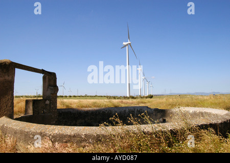 Spanien, La Muela in der Nähe von Zaragoza. Windkraftanlagen rund um ein altes gut verwendet, bis vor kurzem durch das Dorf Stockfoto