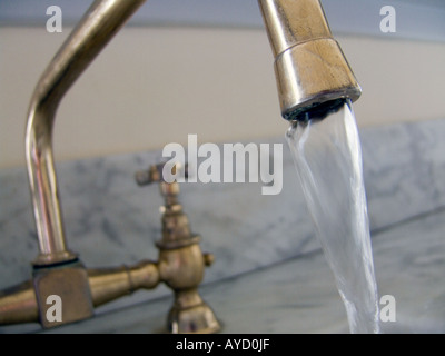 Nahaufnahme eines Wasserhahns mit fließendem Wasser Stockfoto