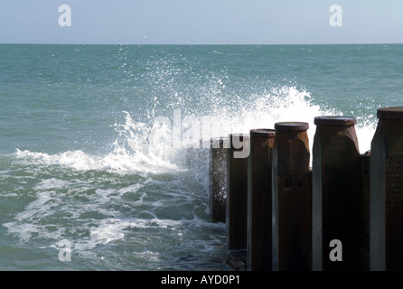 Wellen schlagen eine Buhne am Oststrand in Eastbourne East Sussex Vereinigtes Königreich Stockfoto