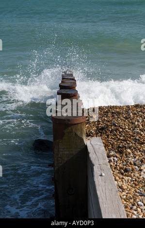 Wellen schlagen eine Buhne am Oststrand in Eastbourne East Sussex Vereinigtes Königreich Stockfoto