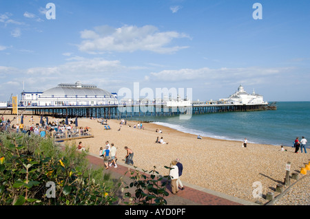 Der Pier in Eastbourne suchen aus dem Westen mit der Camera obscura Stockfoto