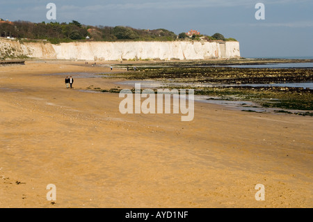 Paare, die am Strand von Stone Bay, Broadstairs, Kent, Großbritannien Stockfoto