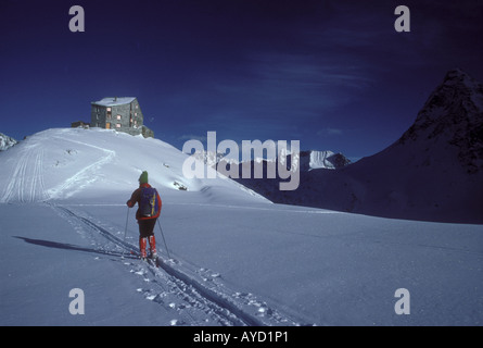 Skifahrer, die Annäherung an Berghütte Cabane de Dix Schweizer Alpen-Club Walliser Alpen der Schweiz Stockfoto