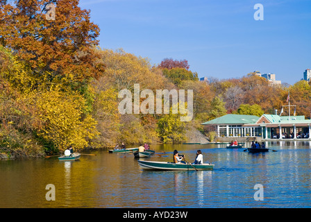 Central Park im Herbst, Ruderboote und Rowboating im Lake Boathouse, New York City Stockfoto