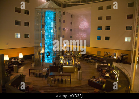 Radisson SAS Hotel London Stansted Airport Essex Europa s nur Wine Tower mit fliegenden Engeln Akrobaten Stockfoto