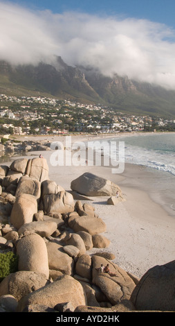 Glen Beach und Camps Bay Beach Kapstadt Südafrika mit den zwölf Apstles Bergen und Tischdecke Wolkendecke Stockfoto