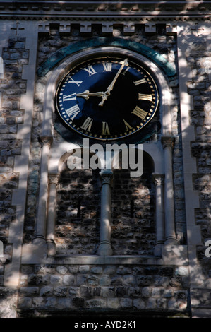 Nahaufnahme von Uhr auf alte St Pancras Kirchturm in St Pancras Way Camden London UK Stockfoto