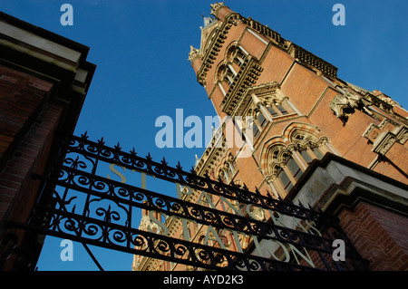 Blick hinauf in das neu restaurierte äußere des St. Pancras International Bahnhof London England UK 2007. Stockfoto