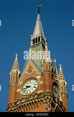 Nahaufnahme von der Glockenturm auf der renovierten St Pancras International Railway Station Kings Cross London UK Stockfoto