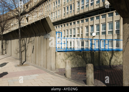 Brutalistische Architektur Robin Hood Gardens Local Authority council Housing E14. Eingang in Cotton Street 2008 2000s UK HOMER SYKES Stockfoto