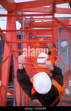 Bauarbeiter Klettern auf einem Metall-Turm Stockfoto