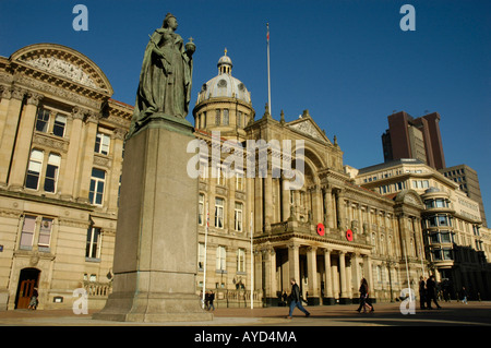 Statue von Königin Victoria und Sozialwohnung Gebäude in Victoria Square Birmingham England Stockfoto