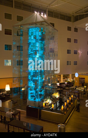 Radisson SAS Hotel London Stansted Airport Essex Europa s nur Wine Tower mit fliegenden Engeln Akrobaten Stockfoto