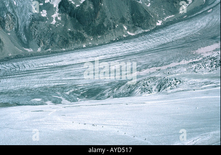 Ferner Kletterer absteigend die Glacier d'Argentiere in der Nähe von Chamonix in Frankreich Stockfoto