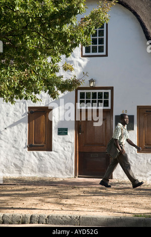 Man spaziert vor St. Mary auf der Braak-Kirche in Stellenbosch, Westkappo, Südafrika Stockfoto