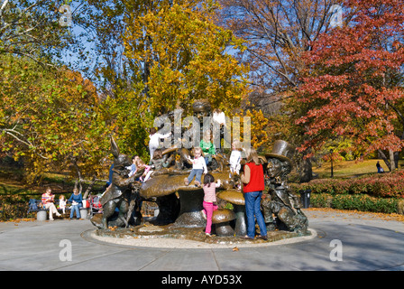 New York City, Klettern Kinder auf der "Alice im Wunderland"-Statue im Central Park im Herbst. Stockfoto