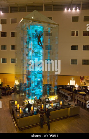 Radisson SAS Hotel London Stansted Airport Essex Europa s nur Wine Tower mit fliegenden Engeln Akrobaten Stockfoto