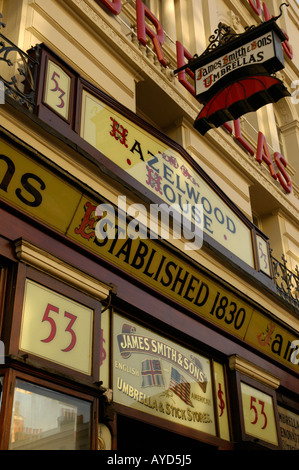 Nahaufnahme von außen von James Smith und Söhne traditionelle Sonnenschirm und Stick-Shop in New Oxford Street London Stockfoto