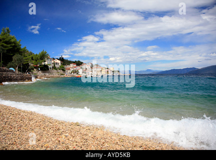 Strand von entfernten Meer Dorf Valun auf der Insel Cres, Kroatien Stockfoto