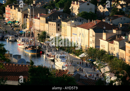 Riva in der Stadt Mali Losinj auf Losinj, Kroatien Stockfoto