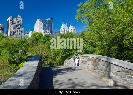 New York City, Central Park im Frühling auf Gapstow Brücke mit Blick auf die Skyline von Midtown Manhattan. Stockfoto