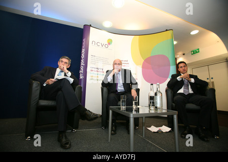 Premierminister Gordon Brown MP bei einem politischen Seminar in London mit junior Minister Ed Miliband und NCVO Stuart Etherington Stockfoto