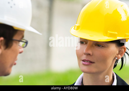 Junge männliche und weibliche Führungskräfte arbeiten zusammen in einer industriellen situation Stockfoto