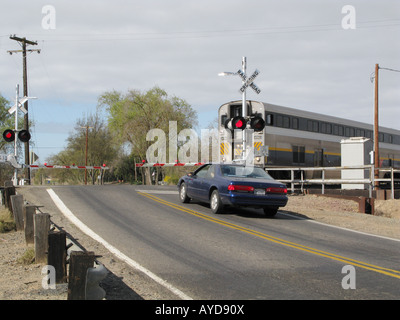 Auto an einem Bahnübergang warten Stockfoto