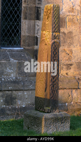 Sächsischen Säule die Überreste eines Kreuzes in St. Peterskirche, Hoffnung, Derbyshire, Peak District National Park Stockfoto