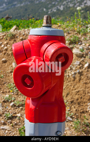 Red Fire Hydrant genommen auf unebenem Gelände Stockfoto