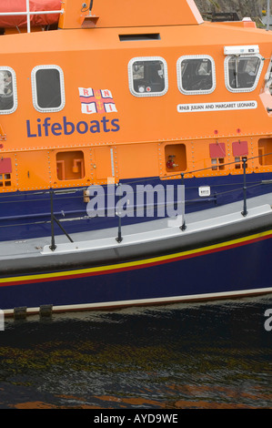 ein Rettungsboot in Lochinver Harbour, Schottland, Großbritannien Stockfoto