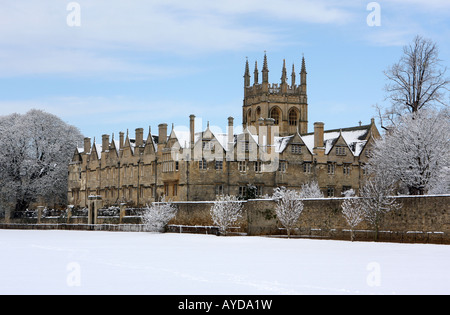 Merton College der Universität Oxford, an einem verschneiten Morgen von Christ Church Meadow betrachtet Stockfoto