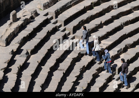 Besucher in der alten römischen Amphitheater von Bosra, ein UNESCO-Weltkulturerbe in Syrien klettern. Stockfoto