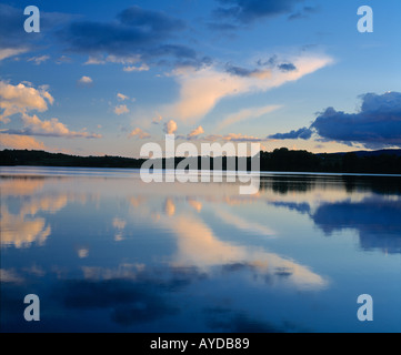 Morgenhimmel /evening spiegelt sich in auf einem ruhigen See im malerischen Landschaft Irlands Stockfoto