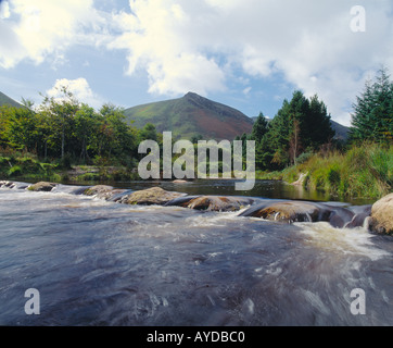 mäandernden Gebirgsbach überrollen Trittsteine in Irlands unberührte Landschaft Stockfoto