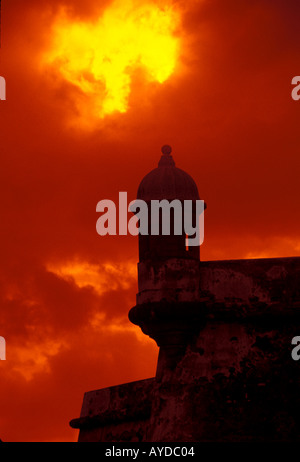 Puerto Rico El Morro Festung Wachhäuschen mit feurigen roten Himmel Stockfoto