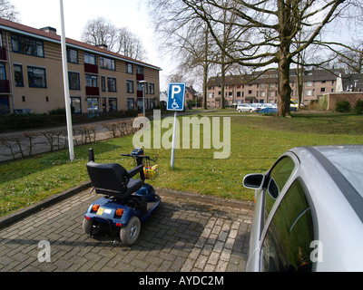 Scootmobile geparkt in einer behinderten vor Ort Vught Noord-Brabant die Niederlande Stockfoto