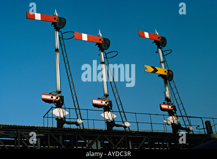 Semaphore Signale an Portal über Eisenbahn, UK, 1970er Jahre. Stockfoto