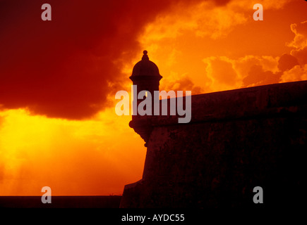 Puerto Rico El Morro Festung mit feurigen roten Himmel Stockfoto