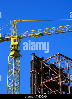 Die Sanierung eines alten Gebäudes durch propping Stein Außenwände, den Abriss alter Interieur und dem Neuaufbau innerhalb der alten Mauern. Stockfoto