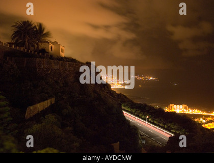 Langzeitbelichtung die Abbildung zeigt einen kolonialen Stlyle Haus auf einer Klippe auf La Palma mit Los Cancajos und Santa Cruz im Hintergrund Stockfoto